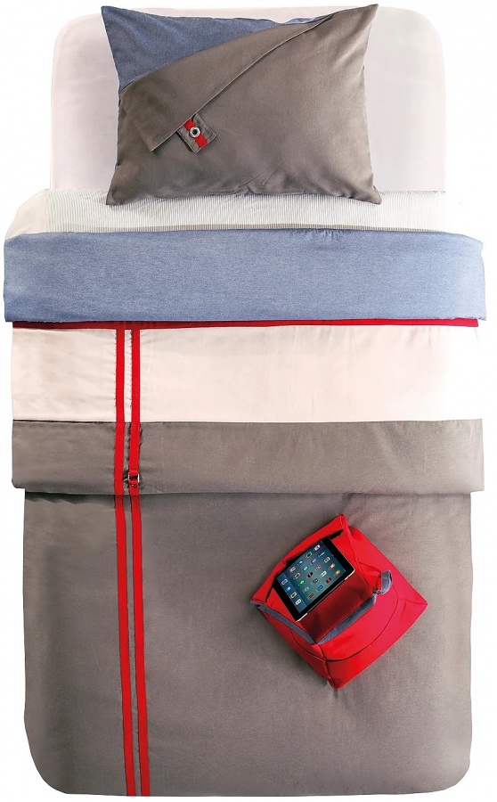 Posteľná súprava lincoln - khaki/krémová/modrá.

 

Súpravu dopĺňa ešte obliečka na vankúš, ktorý tiež disponuje dvoma stranami.

 

Prikrývka je kompatibilná so všetkými posteľami a palandami o rozmeroch 90x200 a 100x200cm.

 

Posteľná súprava Lincoln sa skladá z týchto produktov:


	Prikrývka na posteľ 140x230cm
	Obliečka na vankúš 50x70cm
	Stojan na tablet 32x32x27cm



Všetok nábytok patriaci do kolekcie Lincoln nájdete nižšie v súvisiacich produktoch.