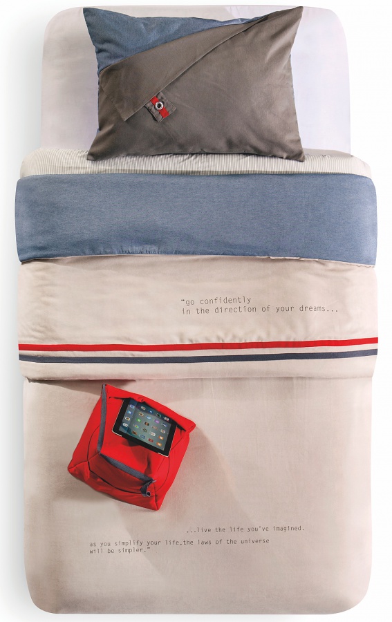 Posteľná súprava lincoln - khaki/krémová/modrá.

 

Súpravu dopĺňa ešte obliečka na vankúš, ktorý tiež disponuje dvoma stranami.

 

Prikrývka je kompatibilná so všetkými posteľami a palandami o rozmeroch 90x200 a 100x200cm.

 

Posteľná súprava Lincoln sa skladá z týchto produktov:


	Prikrývka na posteľ 140x230cm
	Obliečka na vankúš 50x70cm
	Stojan na tablet 32x32x27cm



Všetok nábytok patriaci do kolekcie Lincoln nájdete nižšie v súvisiacich produktoch.