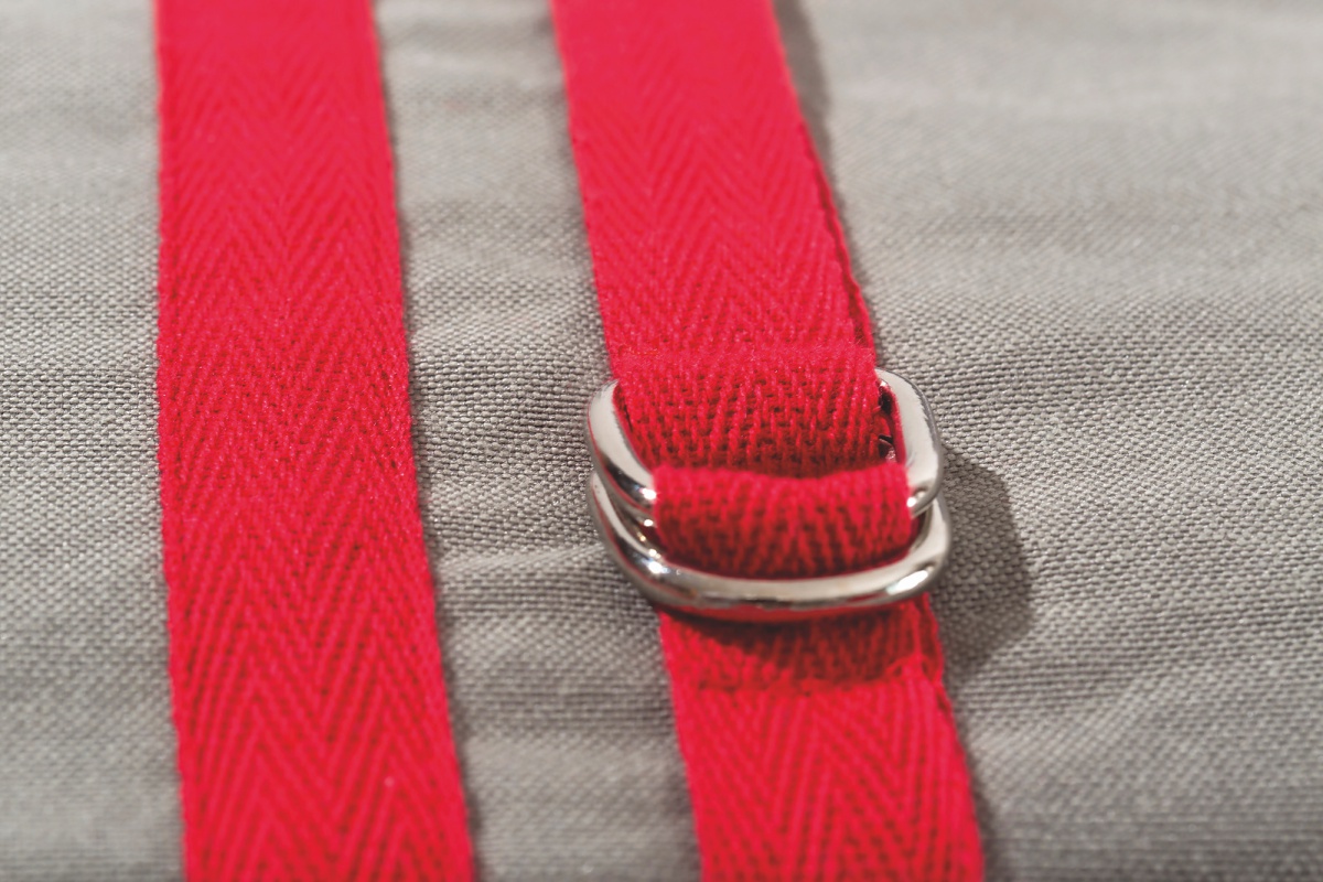 Posteľná súprava lincoln - khaki/krémová/modrá.

 

Súpravu dopĺňa ešte obliečka na vankúš, ktorý tiež disponuje dvoma stranami.

 

Prikrývka je kompatibilná so všetkými posteľami a palandami o rozmeroch 90x200 a 100x200cm.

 

Posteľná súprava Lincoln sa skladá z týchto produktov:


	Prikrývka na posteľ 140x230cm
	Obliečka na vankúš 50x70cm
	Stojan na tablet 32x32x27cm



Všetok nábytok patriaci do kolekcie Lincoln nájdete nižšie v súvisiacich produktoch.