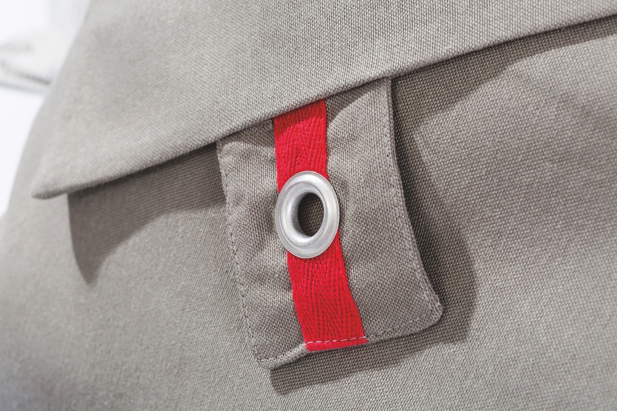 Posteľná súprava lincoln - khaki/krémová/modrá.

 

Súpravu dopĺňa ešte obliečka na vankúš, ktorý tiež disponuje dvoma stranami.

 

Prikrývka je kompatibilná so všetkými posteľami a palandami o rozmeroch 90x200 a 100x200cm.

 

Posteľná súprava Lincoln sa skladá z týchto produktov:


	Prikrývka na posteľ 140x230cm
	Obliečka na vankúš 50x70cm
	Stojan na tablet 32x32x27cm



Všetok nábytok patriaci do kolekcie Lincoln nájdete nižšie v súvisiacich produktoch.