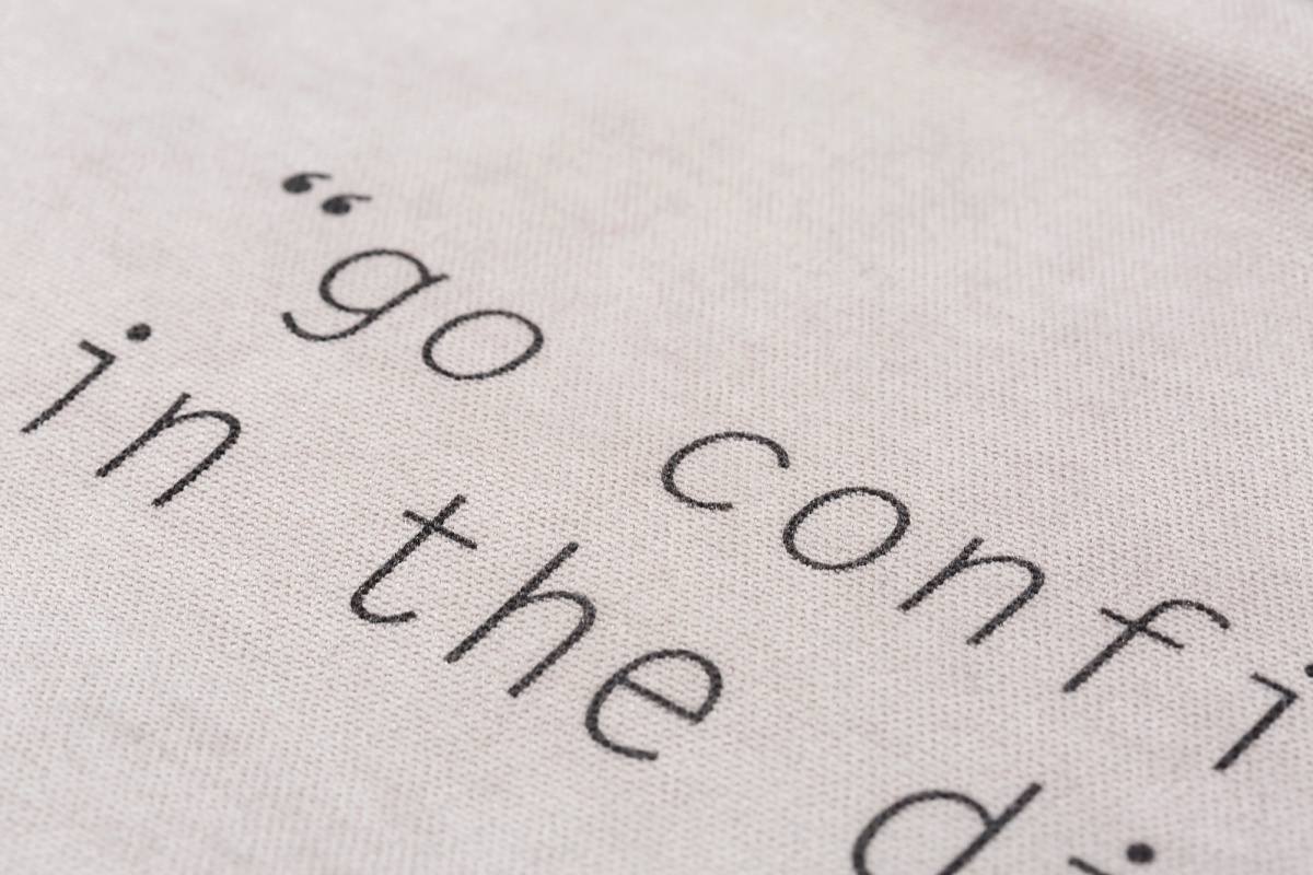 Posteľná súprava lincoln - khaki/krémová/modrá.

 

Súpravu dopĺňa ešte obliečka na vankúš, ktorý tiež disponuje dvoma stranami.

 

Prikrývka je kompatibilná so všetkými posteľami a palandami o rozmeroch 90x200 a 100x200cm.

 

Posteľná súprava Lincoln sa skladá z týchto produktov:


	Prikrývka na posteľ 140x230cm
	Obliečka na vankúš 50x70cm
	Stojan na tablet 32x32x27cm



Všetok nábytok patriaci do kolekcie Lincoln nájdete nižšie v súvisiacich produktoch.