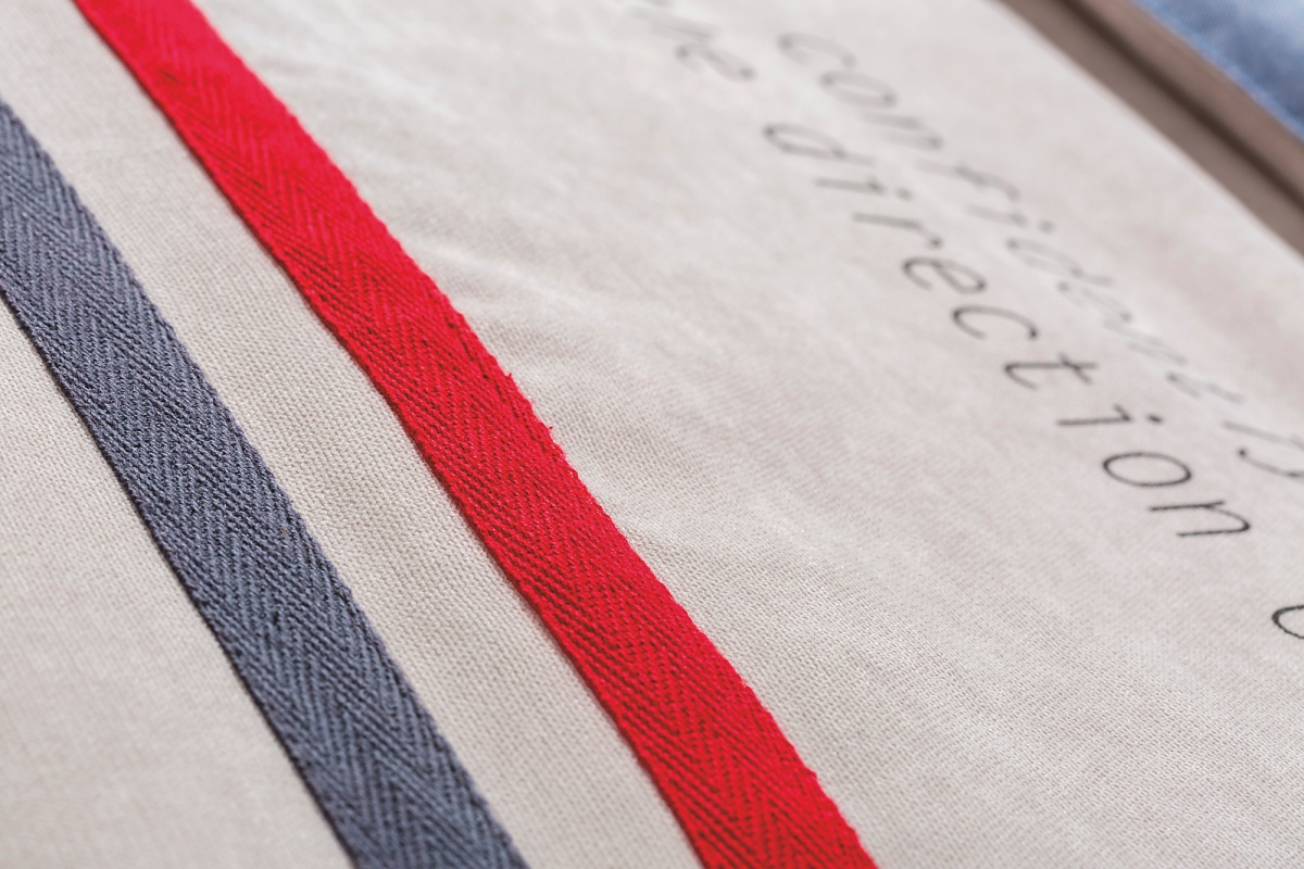 Posteľná súprava lincoln - khaki/krémová/modrá.

 

Súpravu dopĺňa ešte obliečka na vankúš, ktorý tiež disponuje dvoma stranami.

 

Prikrývka je kompatibilná so všetkými posteľami a palandami o rozmeroch 90x200 a 100x200cm.

 

Posteľná súprava Lincoln sa skladá z týchto produktov:


	Prikrývka na posteľ 140x230cm
	Obliečka na vankúš 50x70cm
	Stojan na tablet 32x32x27cm



Všetok nábytok patriaci do kolekcie Lincoln nájdete nižšie v súvisiacich produktoch.