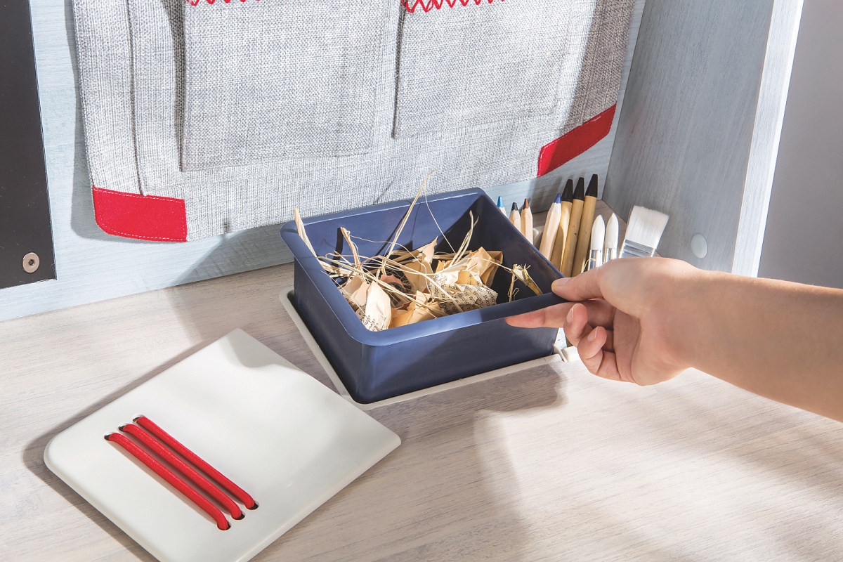 Malý študentský stôl lincoln - dub/tmavo modrá.

 

Stôl je zhotovený v dekore dub s kovovou nohou v tmavo modrej farbe.

 

K stolu môžete zaobstarať nadstavec, ktorý disponuje USB vstupmi, vreckom a tabuľou na poznámky a stane sa praktickým pomocníkom pri práci pri stole.

 

Všetok nábytok patriaci do kolekcie Lincoln nájdete nižšie v súvisiacich produktoch.