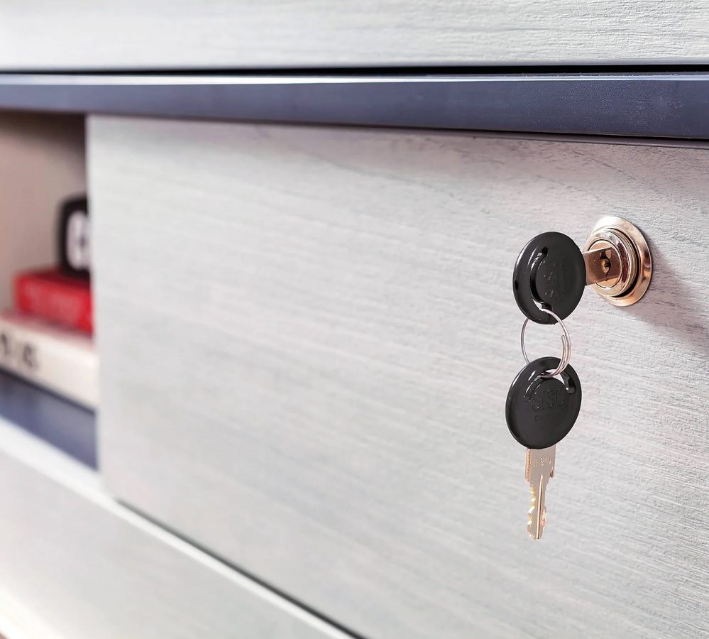 Študentská izba lincoln - dub/dub modrý/tmavomodrý.

 

S komodou Lincoln získate praktický úložný priestor, ktorý je tvorený štyrmi praktickými šuplíkmi a otvoreným priestorom.

 

Nočný stolík sa jednoducho rozloží na taburet a jedná sa tak o multifunkčný nábytok.

 

Študentská posteľ už na prvý pohľad zaujme svojím prevedením.

 

Kolekcia Lincoln bola vyrobená z kvalitného lamina a odolnej MDF dosky.

 

Študentská izba sa skladá z týchto prvkov:


	Veľká šatníková skriňa s posuvnými dverami Lincoln – 163x203x58cm (š, v, h)
	Zásuvková komoda Lincoln - 80x83x46cm (š, v, h)
	Nočný stolík 2v1 Lincoln - 55x48x41cm (š, v, h)
	Študentská posteľ 120x200cm s vankúšom Lincoln - 129x102x214cm (š, v, h)


 

Všetky produkty z kolekcie Lincoln nájdete nižšie v súvisiacich produktoch.