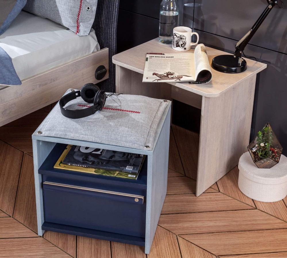 Študentská izba lincoln - dub/dub modrý/tmavomodrý.

 

S komodou Lincoln získate praktický úložný priestor, ktorý je tvorený štyrmi praktickými šuplíkmi a otvoreným priestorom.

 

Nočný stolík sa jednoducho rozloží na taburet a jedná sa tak o multifunkčný nábytok.

 

Študentská posteľ už na prvý pohľad zaujme svojím prevedením.

 

Kolekcia Lincoln bola vyrobená z kvalitného lamina a odolnej MDF dosky.

 

Študentská izba sa skladá z týchto prvkov:


	Veľká šatníková skriňa s posuvnými dverami Lincoln – 163x203x58cm (š, v, h)
	Zásuvková komoda Lincoln - 80x83x46cm (š, v, h)
	Nočný stolík 2v1 Lincoln - 55x48x41cm (š, v, h)
	Študentská posteľ 120x200cm s vankúšom Lincoln - 129x102x214cm (š, v, h)


 

Všetky produkty z kolekcie Lincoln nájdete nižšie v súvisiacich produktoch.