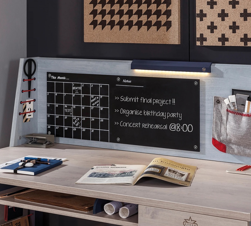 Malá pracovňa lincoln - dub/dub modrý/tmavo modrá.

 

V žiadnej pracovni nesmie chýbať písací stôl, pri ktorom budete tráviť najviac času.

 

K stolu sa umiestňuje nadstavec, ktorého súčasťou je USB s dvomi vstupmi pre nabíjanie telefónu či tabletu a LED osvetlenie, ktoré je pohyblivé a môžete s ním posúvať vpravo aj vľavo podľa potreby.

 

Do policové skrinky a malého regálu môžete uschovávať dokumenty či knihy.

 

Malá pracovňa Lincoln sa skladá z týchto prvkov:


	Veľký študentský stôl s nástavcom Lincoln - 141x116x64cm (š, v, h)
	Policová skrinka Lincoln - 39x104x46cm (š, v, h)
	Malý regál Lincoln - 39x88x32cm (š, v, h)
	Moderná knižnica Lincoln - 69x192x32cm (š, v, h)


 

Všetok nábytok patriaci do kolekcie Lincoln nájdete nižšie v súvisiacich produktoch.