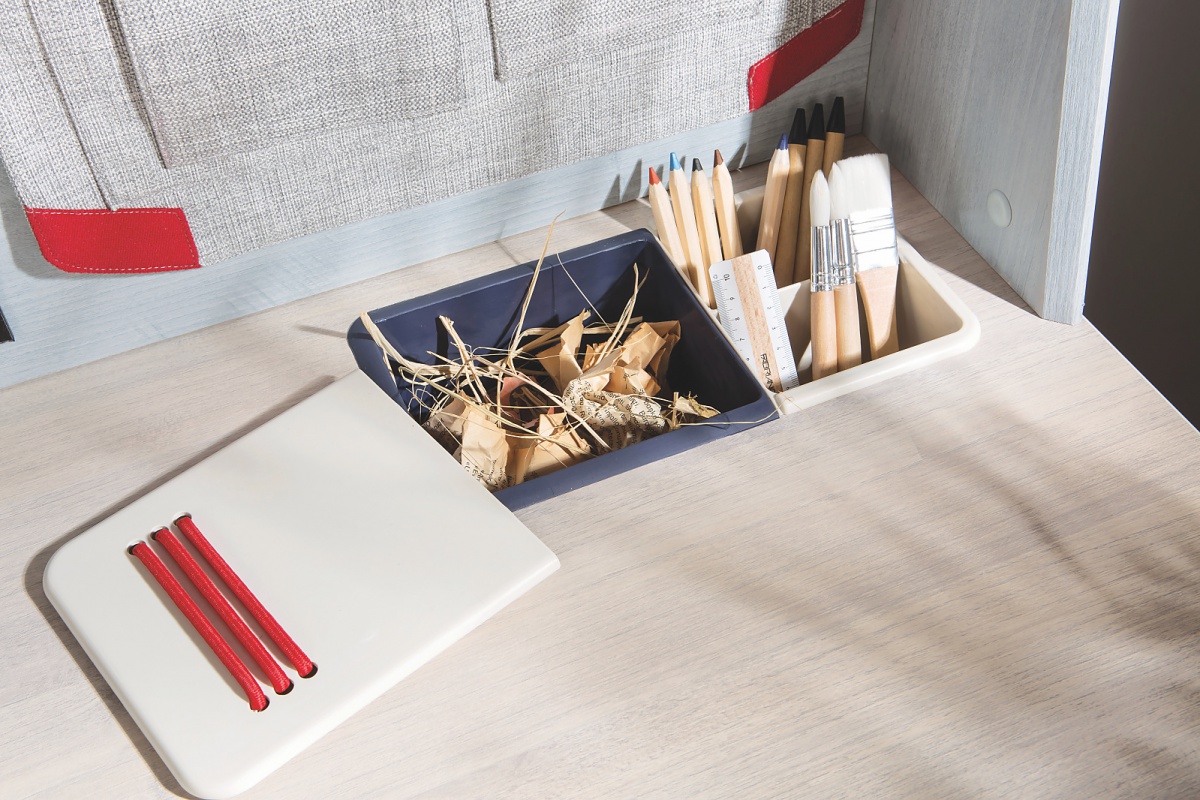 Malá pracovňa lincoln - dub/dub modrý/tmavo modrá.

 

V žiadnej pracovni nesmie chýbať písací stôl, pri ktorom budete tráviť najviac času.

 

K stolu sa umiestňuje nadstavec, ktorého súčasťou je USB s dvomi vstupmi pre nabíjanie telefónu či tabletu a LED osvetlenie, ktoré je pohyblivé a môžete s ním posúvať vpravo aj vľavo podľa potreby.

 

Do policové skrinky a malého regálu môžete uschovávať dokumenty či knihy.

 

Malá pracovňa Lincoln sa skladá z týchto prvkov:


	Veľký študentský stôl s nástavcom Lincoln - 141x116x64cm (š, v, h)
	Policová skrinka Lincoln - 39x104x46cm (š, v, h)
	Malý regál Lincoln - 39x88x32cm (š, v, h)
	Moderná knižnica Lincoln - 69x192x32cm (š, v, h)


 

Všetok nábytok patriaci do kolekcie Lincoln nájdete nižšie v súvisiacich produktoch.