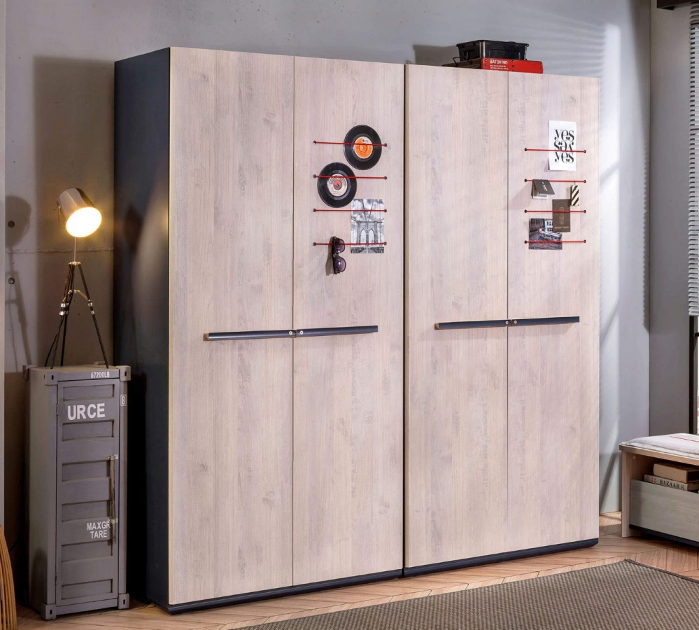 Moderná študentská izba lincoln - dub/dub modrý/tmavo modrá.

 

Prednosťou izby je posteľ, ktorej zadné čelo je čalúnené a súčasťou je obojstranný vankúš, ktorý sa k čelu prichytáva pomocou suchého zipsu.

 

Vedľa postele je praktický nočný stolík, ktorý sa jednoducho rozloží na taburet a jedná sa tak o multifunkčný nábytok.

 

Moderná študentská izba Lincoln sa skladá z týchto prvkov:


	Študentská posteľ 100x200cm s vankúšom Lincoln - 109x102x214cm (š, v, h)
	Malý študentský písací stôl Lincoln - 114x76x64cm (š, v, h)
	Nočný stolík 2v1 Lincoln - 55x48,6x41,5cm (š, v, h)
	Dvojdverová šatníková skriňa Lincoln - 101x203,5x54,5cm (š, v, h)


 

Všetok nábytok patriaci do kolekcie Lincoln nájdete nižšie v súvisiacich produktoch.