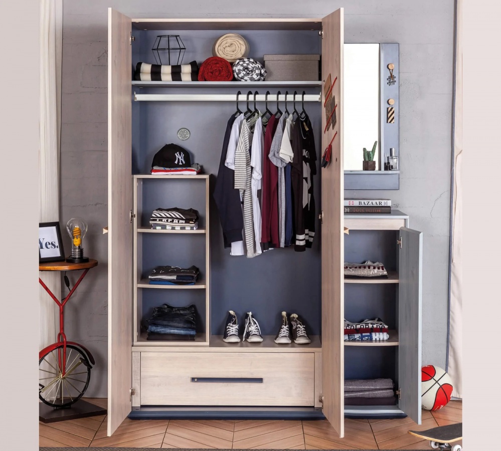 Moderná študentská izba lincoln - dub/dub modrý/tmavo modrá.

 

Prednosťou izby je posteľ, ktorej zadné čelo je čalúnené a súčasťou je obojstranný vankúš, ktorý sa k čelu prichytáva pomocou suchého zipsu.

 

Vedľa postele je praktický nočný stolík, ktorý sa jednoducho rozloží na taburet a jedná sa tak o multifunkčný nábytok.

 

Moderná študentská izba Lincoln sa skladá z týchto prvkov:


	Študentská posteľ 100x200cm s vankúšom Lincoln - 109x102x214cm (š, v, h)
	Malý študentský písací stôl Lincoln - 114x76x64cm (š, v, h)
	Nočný stolík 2v1 Lincoln - 55x48,6x41,5cm (š, v, h)
	Dvojdverová šatníková skriňa Lincoln - 101x203,5x54,5cm (š, v, h)


 

Všetok nábytok patriaci do kolekcie Lincoln nájdete nižšie v súvisiacich produktoch.