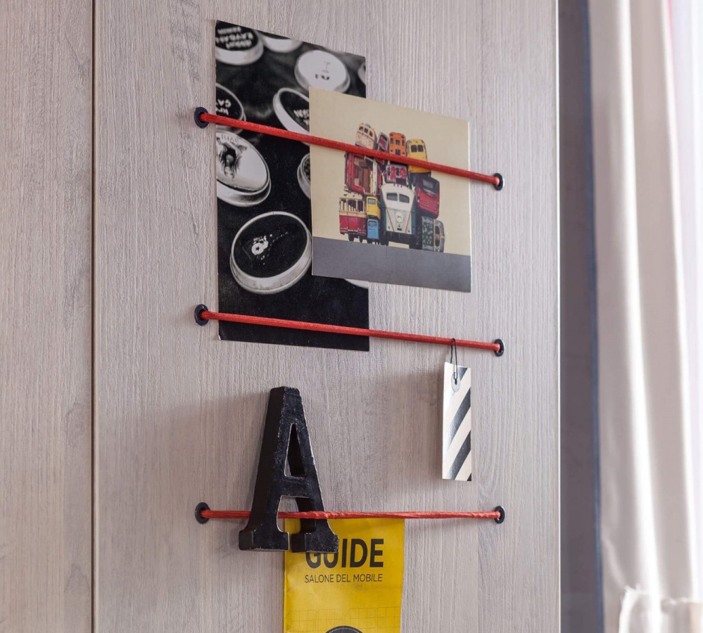 Moderná študentská izba lincoln - dub/dub modrý/tmavo modrá.

 

Prednosťou izby je posteľ, ktorej zadné čelo je čalúnené a súčasťou je obojstranný vankúš, ktorý sa k čelu prichytáva pomocou suchého zipsu.

 

Vedľa postele je praktický nočný stolík, ktorý sa jednoducho rozloží na taburet a jedná sa tak o multifunkčný nábytok.

 

Moderná študentská izba Lincoln sa skladá z týchto prvkov:


	Študentská posteľ 100x200cm s vankúšom Lincoln - 109x102x214cm (š, v, h)
	Malý študentský písací stôl Lincoln - 114x76x64cm (š, v, h)
	Nočný stolík 2v1 Lincoln - 55x48,6x41,5cm (š, v, h)
	Dvojdverová šatníková skriňa Lincoln - 101x203,5x54,5cm (š, v, h)


 

Všetok nábytok patriaci do kolekcie Lincoln nájdete nižšie v súvisiacich produktoch.