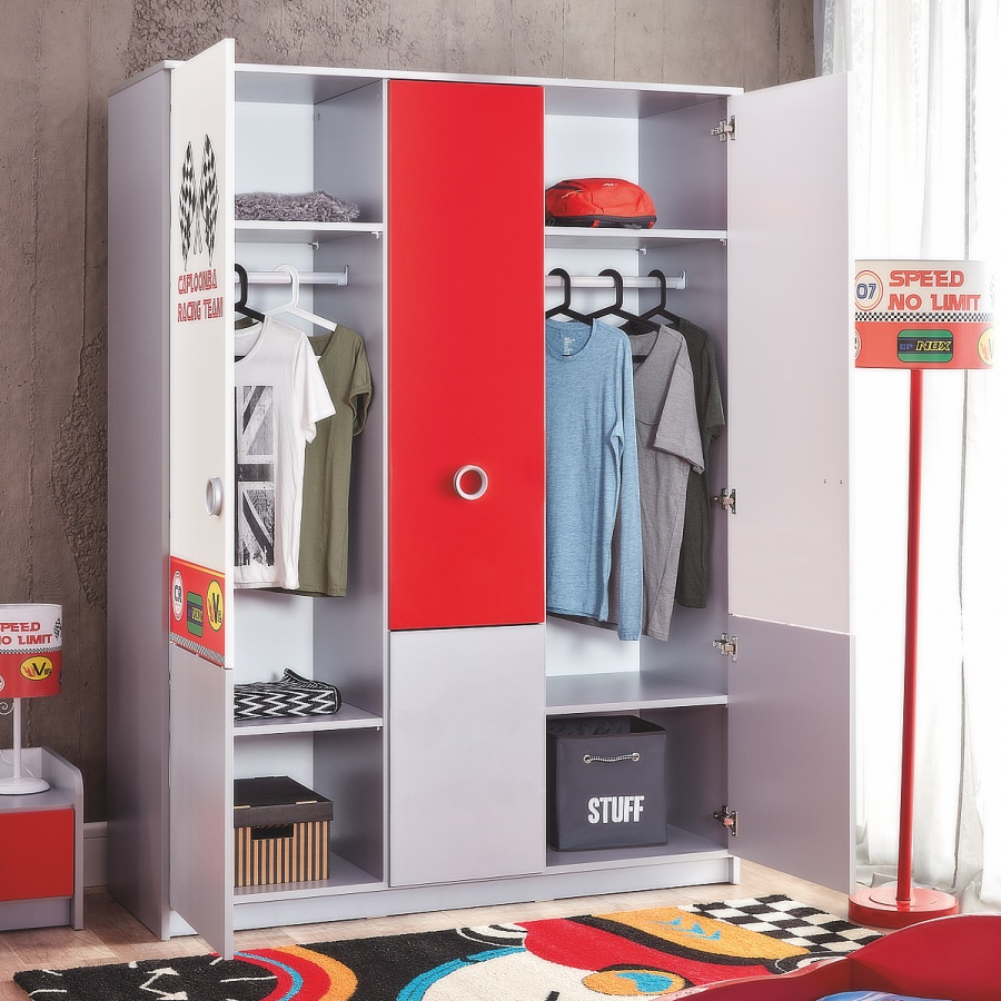 Detská izba i grand prix plus - červená/šedá/biela.

 

Luxusné auto posteľ Grand Prix Plus je dizajnovo ešte o level vyššie ako jej predchodca.

 

Zaujímavým prvkom je aj písací stôl poskytujúci perfektné zázemie pre štúdium aj zábavu.

 

Trojdverová šatníková skriňa verne prináša závodnú atmosféru a miestnosť oživuje mnohými farbami.

 

Detská komoda so štyrmi farebnými šuplíkmi a vzorom šachovnice poskytuje živý vzhľad a veľkú úložnú kapacitu.

 

Zostavu dolaďuje nočný stolík v atraktívnej kombinácii šedej a červenej farby.

 

Detská izba I Grand Prix Plus sa skladá z týchto prvkov:


	Posteľ auto 90x190 Grand Prix Plus - červená - 128x67x230cm (š, v, h)
	Písací stôl s knižnicou Grand Prix - 141x173x60cm (š, v, h)
	Šatníková skriňa 3D Grand Prix - 140x193x57cm (š, v, h)
	Detská komoda Grand Prix - 80x61x48cm (š, v, h)
	Detský nočný stolík Grand Prix - 47x35x40cm (š, v, h)



Všetok nábytok patriaci do kolekcie Grand Prix nájdete nižšie v súvisiacom tovare.