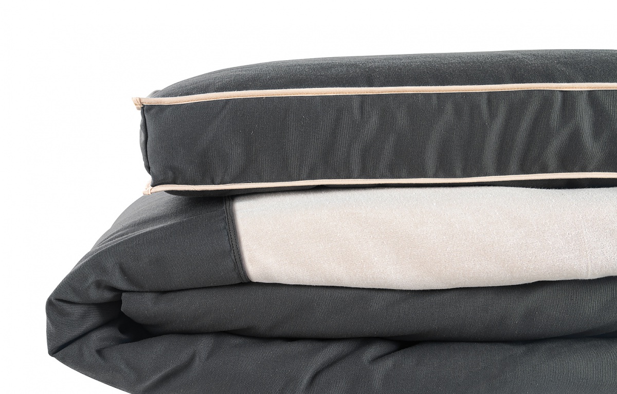 Posteľná súprava 120x200cm colin - šedá/béžová.

 

Posteľný set Colin obsahuje:


	Prikrývka na posteľ – 180x228cm
	Prestieradlo - 172x252cm
	Vankúš - 45x75cm


 

Celý set bol vyrobený zo 100% bavlny.

 

Všetky produkty z kolekcie Colin nájdete nižšie v súvisiacich produktoch.