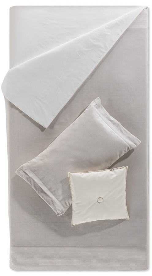 Posteľná súprava 120x200cm esme - šedá/biela.

 

Posteľná súprava Esme obsahuje:


	Prikrývka na posteľ – 188x217cm
	Prestieradlo - 172x252cm
	Vankúš - 69x52cm
	Dekoračný vankúšik - 45x45cm


 

Celý set bol vyrobený zo 100% bavlny.

 

Všetky produkty z kolekcie Esme nájdete nižšie v súvisiacich produktoch.