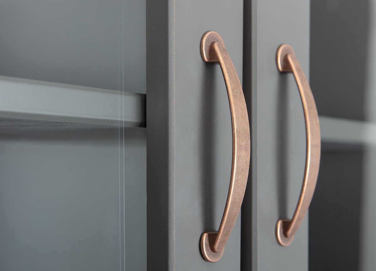 Kredenc z masívu weston - šedá/hnedá.

 

Vysoké kredence sa v súčasnosti vracajú medzi trendmi a sú čím ďalej obľúbenejšie.

 

Rozmery kredenca Weston sú 90x190x45cm (š, v, h).

 

Všetky produkty z kolekcie Weston nájdete nižšie v súvisiacich produktoch.