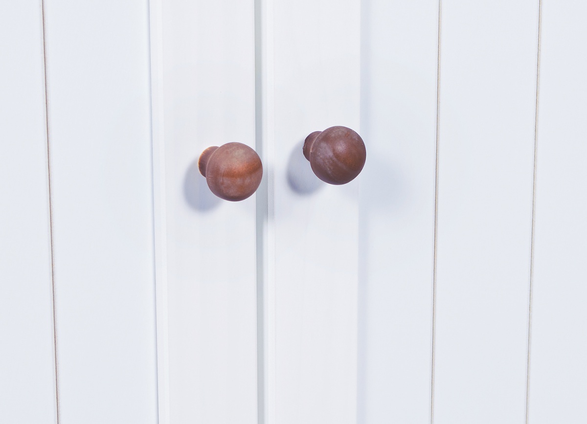 Široký kredenc i z masívu carson - biela/hnedá.

 

Široký kredenc perfektne zapadne ako do kuchyne, tak do jedálne.

 

Rozmery širokého kredenca I Carson sú 131x190x45cm (š, v, h).

 

Všetky produkty z kolekcie Carson nájdete nižšie v súvisiacich produktoch.