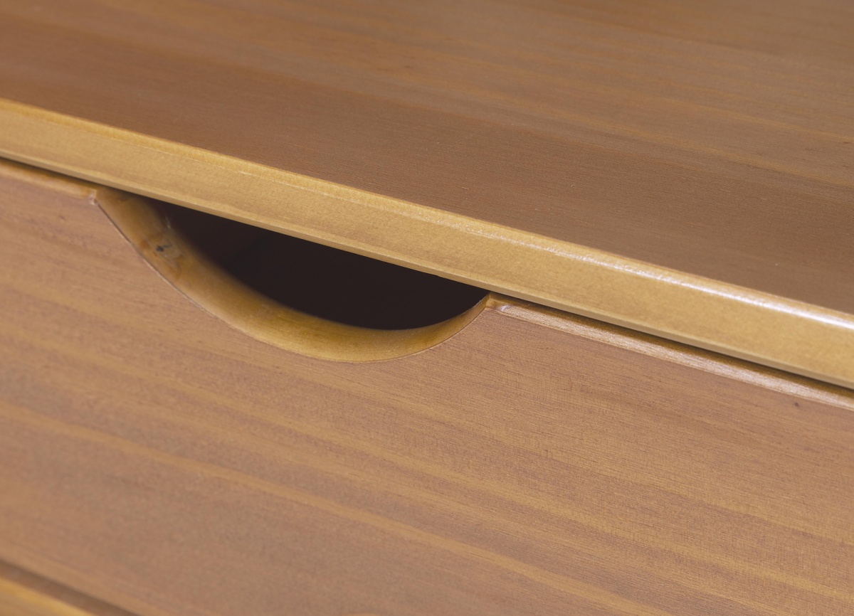 Posteľ z masívu 180x200cm s výsuvnými nočnými stolíkmi a úložným.

 

Túžite po štýlovej, ale praktickej manželskej posteli, ktorá má čo ponúknuť?

 

Rozmery manželskej postele 180x200cm s výsuvnými nočnými stolíkmi a úložným priestorom Diablo sú 186x47,5x209cm (š, v, h).

 

Všetky produkty z kolekcie Diablo nájdete nižšie v súvisiacich produktoch.