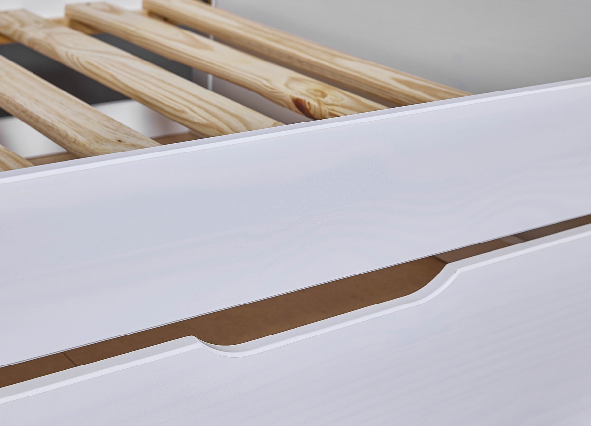 Válenda z masívu 90x200cm s prístelkou hendrix - biela.

 

Rozmery váľandy 90x200cm s prístelkou Hendrix sú 98x60x208cm (š, v, h). Výška sedacej časti od zeme je cca 38cm.

 

Všetky produkty z kolekcie Hendrix nájdete nižšie v súvisiacich produktoch.