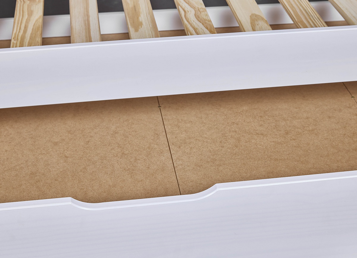 Válenda z masívu 90x200cm s prístelkou hendrix - biela.

 

Rozmery váľandy 90x200cm s prístelkou Hendrix sú 98x60x208cm (š, v, h). Výška sedacej časti od zeme je cca 38cm.

 

Všetky produkty z kolekcie Hendrix nájdete nižšie v súvisiacich produktoch.