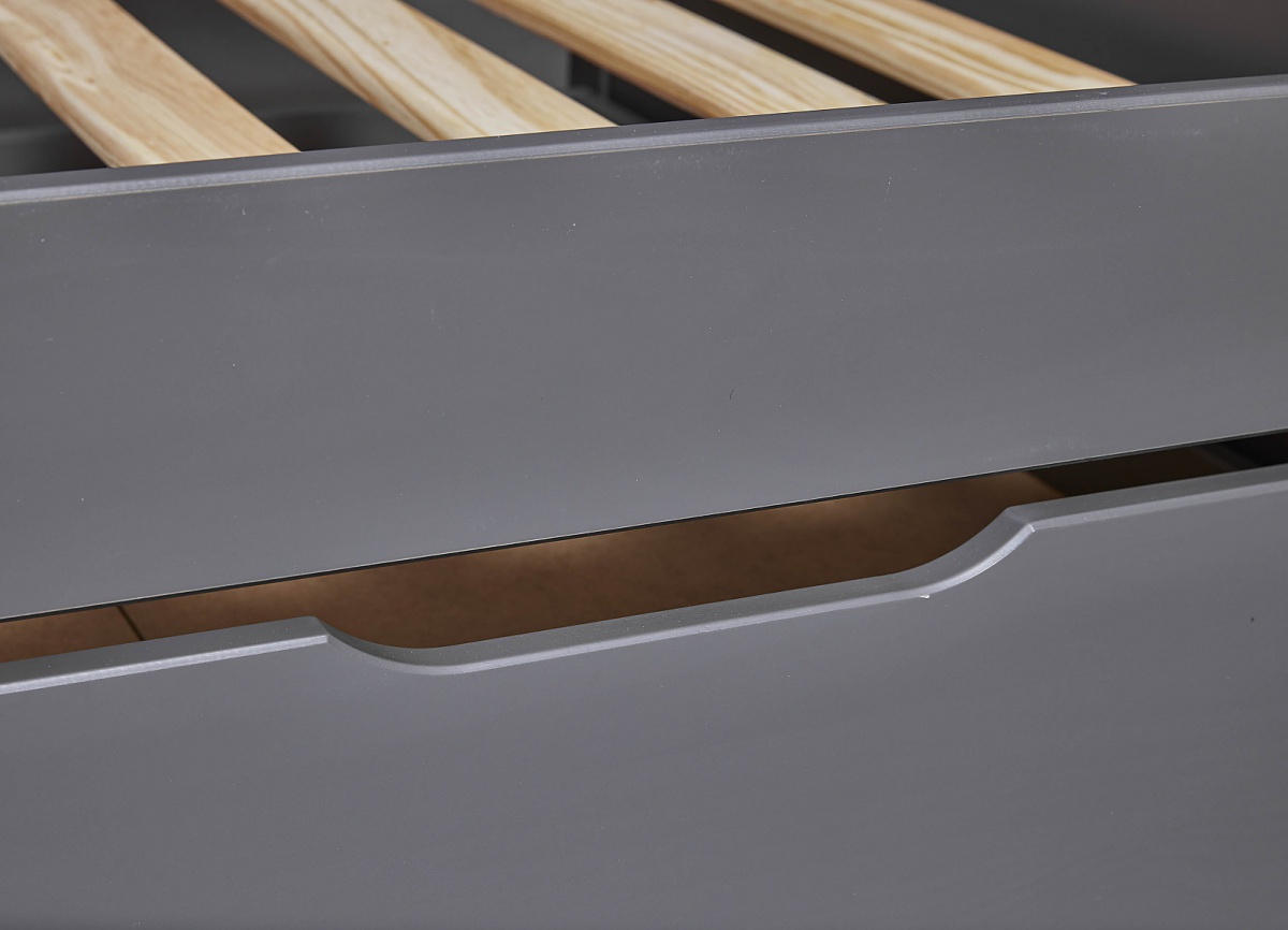 Válenda z masívu 90x200cm s prístelkou hendrix - šedá.

 

Rozmery váľandy 90x200cm s prístelkou Hendrix sú 98x60x208cm (š, v, h). Výška sedacej časti od zeme je cca 38cm.

Do prístelky je vhodný matrac o veľkosti 85x190x12cm.

Všetky produkty z kolekcie Hendrix nájdete nižšie v súvisiacich produktoch.