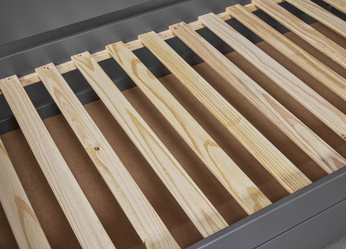 Válenda z masívu 90x200cm s prístelkou hendrix - šedá.

 

Rozmery váľandy 90x200cm s prístelkou Hendrix sú 98x60x208cm (š, v, h). Výška sedacej časti od zeme je cca 38cm.

Do prístelky je vhodný matrac o veľkosti 85x190x12cm.

Všetky produkty z kolekcie Hendrix nájdete nižšie v súvisiacich produktoch.