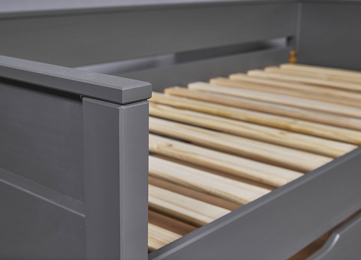 Válenda z masívu 90x200cm s prístelkou hendrix - šedá.

 

Rozmery váľandy 90x200cm s prístelkou Hendrix sú 98x60x208cm (š, v, h). Výška sedacej časti od zeme je cca 38cm.

Do prístelky je vhodný matrac o veľkosti 85x190x12cm.

Všetky produkty z kolekcie Hendrix nájdete nižšie v súvisiacich produktoch.