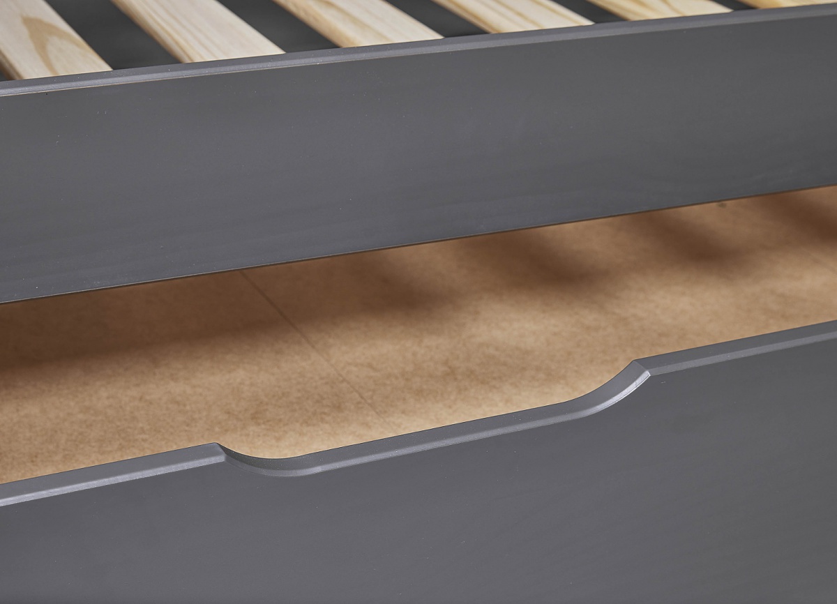 Válenda z masívu 90x200cm s prístelkou hendrix - šedá.

 

Rozmery váľandy 90x200cm s prístelkou Hendrix sú 98x60x208cm (š, v, h). Výška sedacej časti od zeme je cca 38cm.

Do prístelky je vhodný matrac o veľkosti 85x190x12cm.

Všetky produkty z kolekcie Hendrix nájdete nižšie v súvisiacich produktoch.