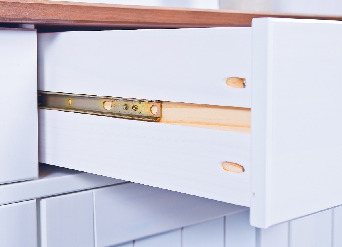 Veľká jedáleň z masívu carson - biela/hnedá.

 

Jedálenský stôl je stredobodom každého domova, a tak ho treba vyberať s rozvahou.

 

Čo by to bolo za jedáleň bez správnych stoličiek.

 

Minimalistická komoda je vybavená 2 priestrannými zásuvkami.

 

Široká komoda je opatrená 3 priestrannými zásuvkami.

 

Kredence využijete ako na riad, tak hrnce či príbory a iné potreby na varenie.

 

Veľká jedáleň sa skladá z týchto prvkov:


	Jedálenský stôl Carson - 160x75x90cm (š, v, h)
	6x jedálenská stolička Carson - 42x95x47cm (š, v, h)
	Kombinovaná komoda Carson - 90x86x45cm (š, v, h)
	Široká kombinovaná komoda Carson - 131x86x45cm (š, v, h)
	Kredenc Carson - 90x190x45cm (š, v, h)
	Široký kredenc I Carson - 131x190x45cm (š, v, h)


 

Všetky produkty z kolekcie Carson nájdete nižšie v súvisiacich produktoch.