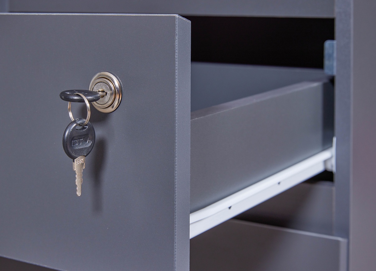 Kontajner na kolieskach player - šedá.

 

Máte strach, že vám nebude stačiť úložný priestor a chceli by ste mať istotu, že bude kam uložiť hry, konzoly či počítačové súčiastky?

 

Rozmery kontajnera na kolieskach Player sú 44x76,9x51,3cm (š, v, h).

 

Všetky produkty z kolekcie Player nájdete nižšie v súvisiacich produktoch.