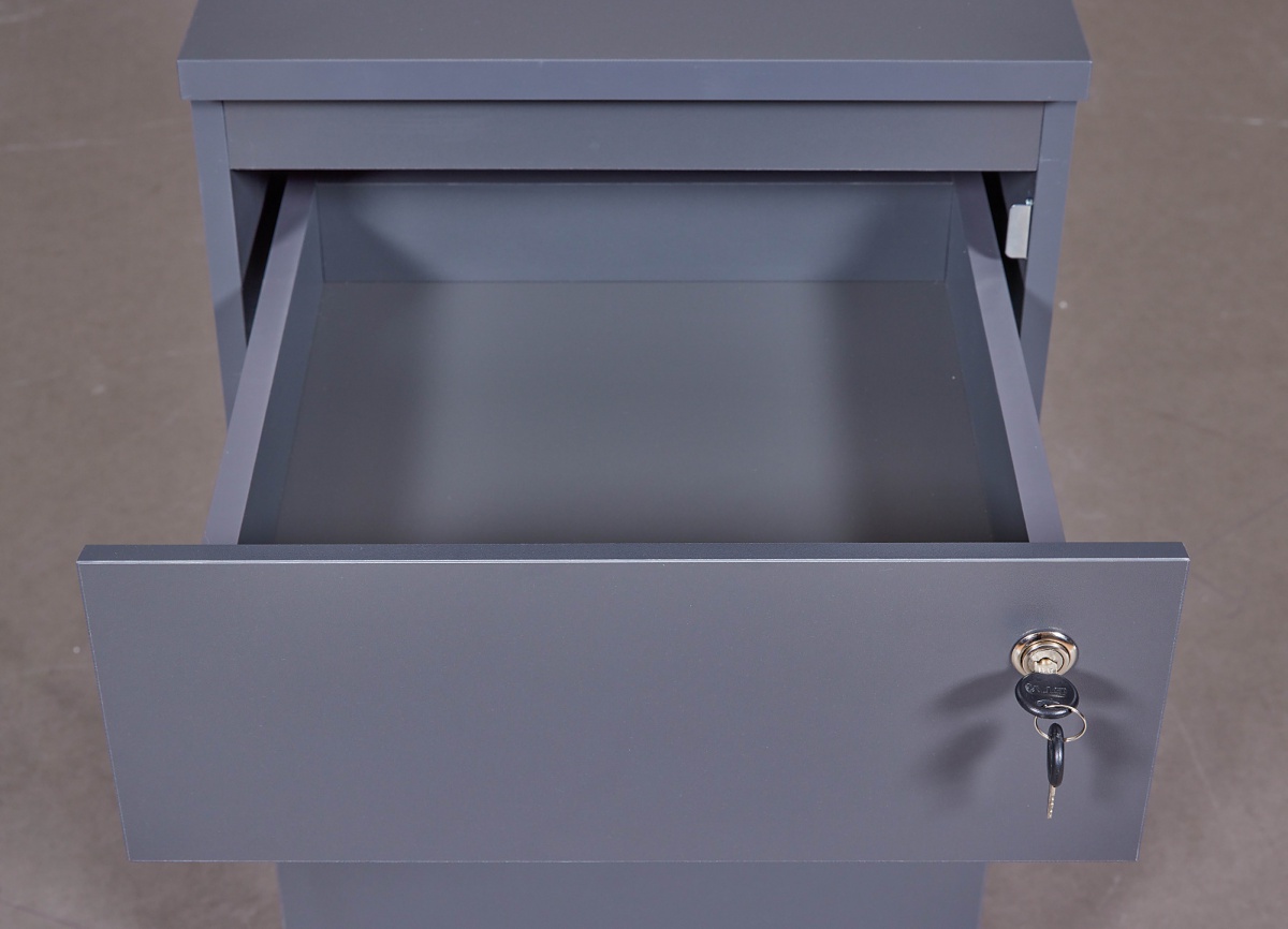 Kontajner na kolieskach player - šedá.

 

Máte strach, že vám nebude stačiť úložný priestor a chceli by ste mať istotu, že bude kam uložiť hry, konzoly či počítačové súčiastky?

 

Rozmery kontajnera na kolieskach Player sú 44x76,9x51,3cm (š, v, h).

 

Všetky produkty z kolekcie Player nájdete nižšie v súvisiacich produktoch.