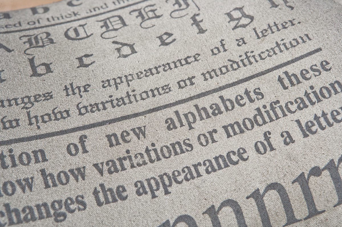 Unikátna kovová stolička s čalúnením unico - čierna/šedá.

 

Milujete extravagantný a umelecký interiér?

 

Rozmery unikátnej kovovej stoličky s čalúnením Unico sú 50x47x40cm (š, v, h).

 

Všetky produkty z kolekcie Unico nájdete nižšie v súvisiacich produktoch.