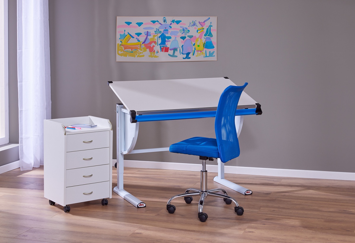 Detská otočná stolička na kolieskach clyde - modrá.

 

Rozmery detskej otočnej stoličky na kolieskach Clyde sú 43x89-99x53cm (š, v, h).

 

Všetky produkty z kolekcie Clyde nájdete nižšie v súvisiacich produktoch.