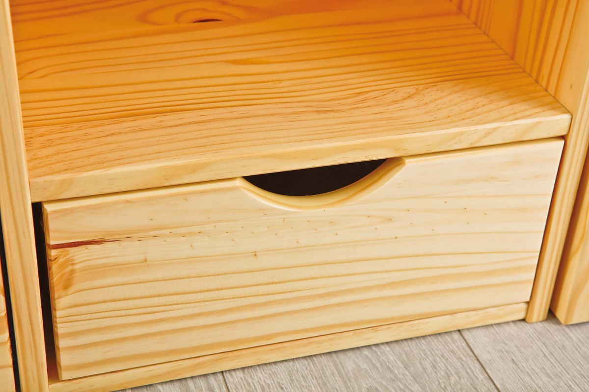 Spálňa z masívu diablo - borovice.

 

Trojdverová šatníková skriňa ponúkne všetko, čo od nej žiadate.

 

Spálňa sa skladá z týchto prvkov:


	Posteľ 160x200cm s výsuvnými nočnými stolíkmi a úložným priestorom Diablo - 166x47,5x209cm (š, v, h)
	Trojdverová šatníková skriňa Guliver - 140x190x55cm (š, v, h)


 

Všetky produkty z kolekcie Diablo nájdete nižšie v súvisiacich produktoch.