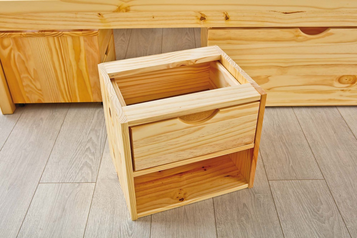 Spálňa z masívu diablo - borovice.

 

Trojdverová šatníková skriňa ponúkne všetko, čo od nej žiadate.

 

Spálňa sa skladá z týchto prvkov:


	Posteľ 160x200cm s výsuvnými nočnými stolíkmi a úložným priestorom Diablo - 166x47,5x209cm (š, v, h)
	Trojdverová šatníková skriňa Guliver - 140x190x55cm (š, v, h)


 

Všetky produkty z kolekcie Diablo nájdete nižšie v súvisiacich produktoch.