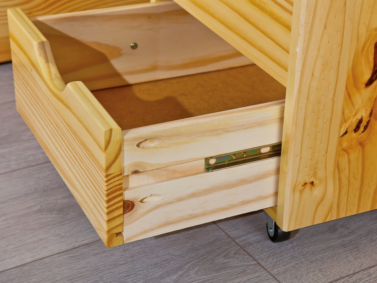 Spálňa z masívu diablo - borovice.

 

Trojdverová šatníková skriňa ponúkne všetko, čo od nej žiadate.

 

Spálňa sa skladá z týchto prvkov:


	Posteľ 160x200cm s výsuvnými nočnými stolíkmi a úložným priestorom Diablo - 166x47,5x209cm (š, v, h)
	Trojdverová šatníková skriňa Guliver - 140x190x55cm (š, v, h)


 

Všetky produkty z kolekcie Diablo nájdete nižšie v súvisiacich produktoch.