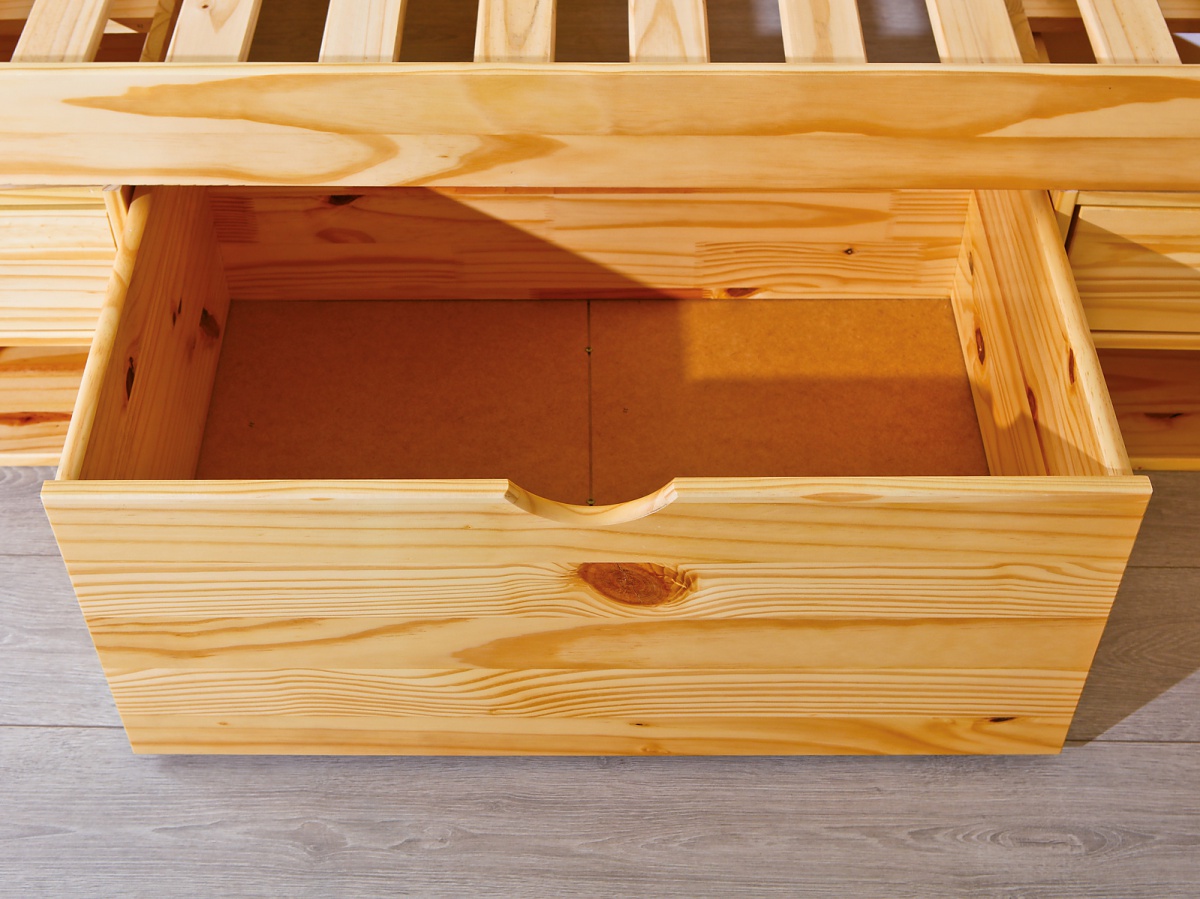 Spálňa z masívu diablo - borovice.

 

Trojdverová šatníková skriňa ponúkne všetko, čo od nej žiadate.

 

Spálňa sa skladá z týchto prvkov:


	Posteľ 160x200cm s výsuvnými nočnými stolíkmi a úložným priestorom Diablo - 166x47,5x209cm (š, v, h)
	Trojdverová šatníková skriňa Guliver - 140x190x55cm (š, v, h)


 

Všetky produkty z kolekcie Diablo nájdete nižšie v súvisiacich produktoch.