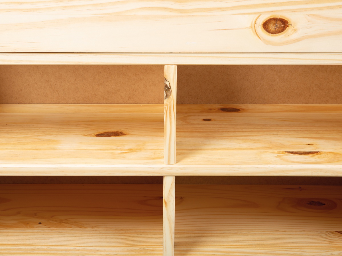 Spálňa z masívu diablo - borovice.

 

Trojdverová šatníková skriňa ponúkne všetko, čo od nej žiadate.

 

Spálňa sa skladá z týchto prvkov:


	Posteľ 160x200cm s výsuvnými nočnými stolíkmi a úložným priestorom Diablo - 166x47,5x209cm (š, v, h)
	Trojdverová šatníková skriňa Guliver - 140x190x55cm (š, v, h)


 

Všetky produkty z kolekcie Diablo nájdete nižšie v súvisiacich produktoch.