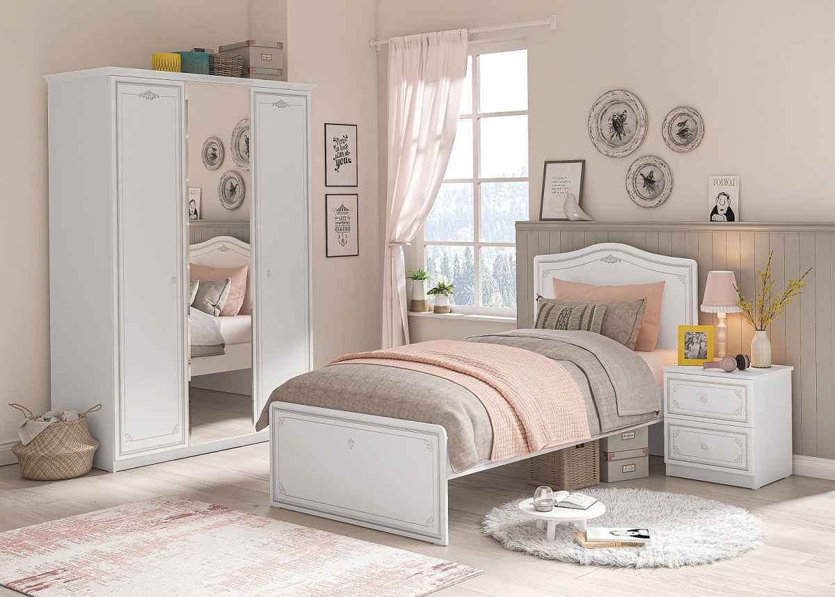 Dievčenská izba betty - biela/šedá.

 

Trojdverová šatníková skriňa ponúkne dostatok úložného priestoru, ktoré každá parádnica tak potrebuje.

 

Detská posteľ pôsobí veľmi nadčasovým, elegantným, a napriek tomu jednoduchým štýlom.

 

Nočné stolíky sú malými, ale zato veľmi praktickými pomocníkmi v izbe.

 

Dievčenská izba sa skladá z týchto prvkov:


	Trojdverová šatníková skriňa so zrkadlom Betty – 145x206x62cm (š, v, h)
	Detská posteľ 100x200cm Betty - 103x112x203cm (š, v, h)
	Nočný stolík Betty – 47x54x46cm (š, v, h)


 

Všetky produkty z kolekcie Betty nájdete nižšie v súvisiacich produktoch.