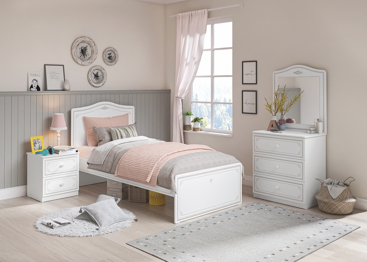 Malá dievčenská izba i betty - biela/šedá.

 

Žiadna mladá parádnica sa nezaobíde bez toaletného stolíka, pri ktorom bude tráviť čas.

 

Detská posteľ pôsobí veľmi nadčasovým, elegantným, a napriek tomu jednoduchým štýlom.

 

Nočné stolíky sú malými, ale zato veľmi praktickými pomocníkmi v izbe.

 

Malá dievčenská izba I sa skladá z týchto prvkov:


	Zásuvková komoda so zrkadlom Betty - 73x170x49cm (š, v, h)
	Detská posteľ 100x200cm Betty - 103x112x203cm (š, v, h)
	Nočný stolík Betty – 47x54x46cm (š, v, h)


 

Všetky produkty z kolekcie Betty nájdete nižšie v súvisiacich produktoch.