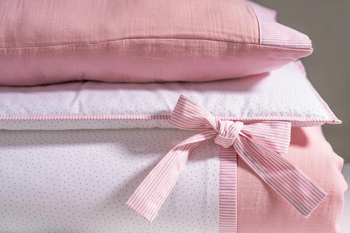 Detská kolíska 50x90 na kolieskach s posteľným setom flamenco -.

 

Set posteľnej bielizne obsahuje:


	Obliečka na prikrývku – 65x98cm
	Prikrývka - 65x95cm
	Prestieradlo - 76x116cm
	Ochranné mantinely - 30x198cm + 30x90cm
	Vankúš - 35x45cm


 

Rozmery detskej kolísky 50x90 na kolieskach Flamenco sú 56,6x84,5x96,6cm (š, v, h).

 

Všetky produkty z kolekcie Flamenco a vhodné matrace nájdete v súvisiacich produktoch.