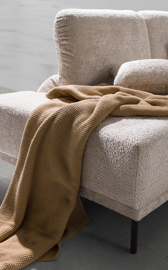 Polohovacia sedacia súprava do u adapto - ľavá - výber poťahu - nano.

 

Kostra pohovky je vyrobená z masívneho dreva a pohodlnosť zaisťuje vysoko kvalitná HR pena.

Výška sedu je 46cm, hĺbka sedu 65-90cm a výška opierky 50-65cm.

Sedacia súprava je umiestnená na kovových nožičkách, takže upratovanie pod ňou rozhodne nie je problém.

Súčasťou sedacej súpravy je aj sedem oporných bedrových vankúšikov, plnených silikónovými guličkami.

 

Poťah si môžete vybrať hneď v niekoľkých farebných variantoch.

Sedačka je potiahnutá rovnakou látkou aj zo zadnej strany tak je možné ju bez problémov umiestniť do priestoru.

 

Rozmery polohovacej sedacej súpravy do U Adapto sú 354-376x90-100x277-299cm (š, v, h).

 

Pozn.


Z důvodu výroby na zakázku jsme nuceni požadovat od zákazníka zálohu ve výši 10% z konečné ceny výrobku.