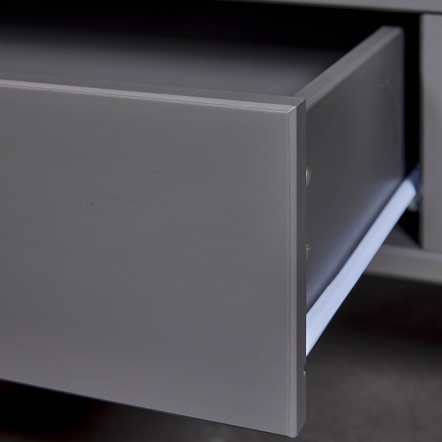 Konferenčný stolík z masívu weston - šedá/hnedá.

 

Aj konferenčný stolík z masívu môže pôsobiť luxusne a moderne.

 

Rozmery konferenčného stolíka Weston sú 115x45x60cm (š, v, h).

 

Všetky produkty z kolekcie Weston nájdete nižšie v súvisiacich produktoch.