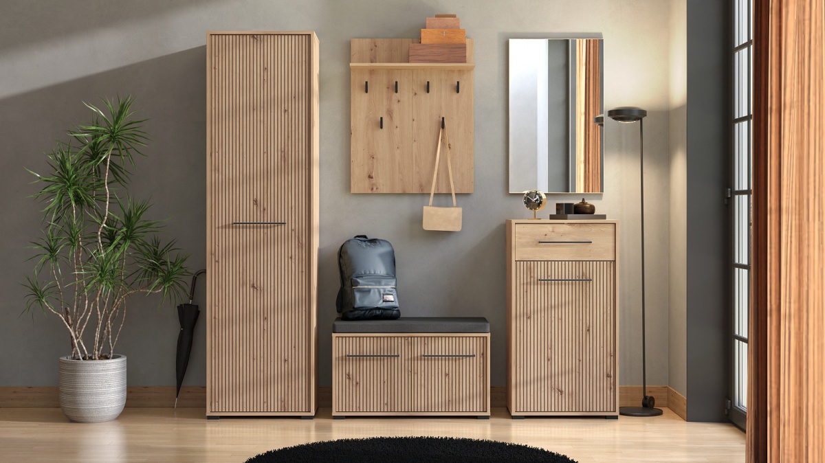 Predsieňová zostava rue - dub artisan/čierna.

 

Botník je absolútnou nevyhnutnosťou každej predsiene.

 

Komody sú veľmi praktické kúsky nábytku, ktoré využijete v každej miestnosti.

 

Kam inam uložiť denne nosené šatstvo ako do predsieňovej skrinky?

 

Dá sa povedať, že v dnešnej dobe je zrkadlo v predsieni nutnosťou.

 

Vešiakový panel si zamilujete ako pre jeho praktickosť, tak aj fakt, že ho môžete umiestniť do miestnosti, ktorá praská vo švíkoch, a pritom neuberie ani piaď voľného miesta.

 

Predsieňová zostava sa skladá z týchto prvkov:


	Predsieňová skrinka Rue - 54,5x197,5x40cm (š, v, h)
	Botník s polstrovaním Rue - 80x44x40cm (š, v, h)
	Predsieňová komoda Rue - 54,5x101,5x40cm (š, v, h)
	Predsieňové zrkadlo Rue - 51x83x2cm (š, v, h)
	Vešiakový panel Rue - 66x83x19,5cm (š, v, h)


 

Všetky produkty z kolekcie Rue nájdete nižšie v súvisiacich produktoch.