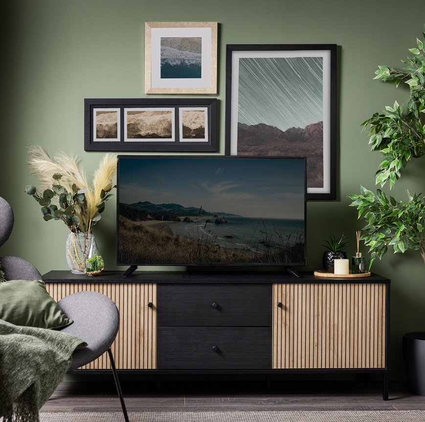 Malá tv komoda semira - dub artisan/dub čierny.

 

Zohnať ideálny televízny stolík môže byť poriadne zákerný oriešok, ale vedeli ste aj o existencii TV komôd?

 

Rozmery malej TV komody Semira sú 157x54,5x40cm (š, v, h).

 

Všetky produkty z kolekcie Semira nájdete nižšie v súvisiacich produktoch.