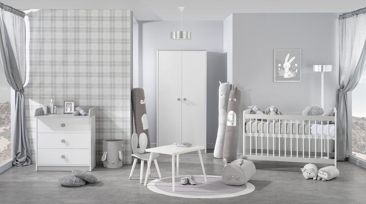 Komoda s prebaľovacím pultom spencer - biela/šedá.

 

Komoda je opatrená troma hlbokými zásuvkami do ktorých môžete uložiť ako drobné oblečenie, tak kozmetiku pre bábätko či iné nevyhnutnosti, ktoré každé dieťa potrebuje.

 

Komoda s prebaľovacím pultom sa skladá z týchto prvkov:


	Zásuvková komoda Spencer - 77,2x79,30x44,5cm (š, v, h)
	Prebaľovací pult Spencer - 77,4x12x72cm (š, v, h)


 

Všetky produkty z kolekcie Spencer nájdete nižšie v súvisiacich produktoch.