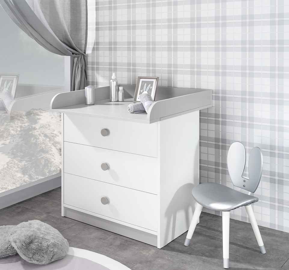 Zásuvková komoda spencer - biela/šedá.

 

Komoda je opatrená troma hlbokými zásuvkami do ktorých môžete uložiť ako drobné oblečenie, tak kozmetiku pre bábätko či iné nevyhnutnosti, ktoré každé dieťa potrebuje.

 

Rozmery zásuvkovej komody Spencer sú 77,2x79,30x44,5cm (š, v, h).

 

Všetky produkty z kolekcie Spencer nájdete nižšie v súvisiacich produktoch.