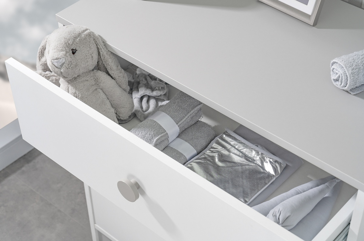 Zásuvková komoda spencer - biela/šedá.

 

Komoda je opatrená troma hlbokými zásuvkami do ktorých môžete uložiť ako drobné oblečenie, tak kozmetiku pre bábätko či iné nevyhnutnosti, ktoré každé dieťa potrebuje.

 

Rozmery zásuvkovej komody Spencer sú 77,2x79,30x44,5cm (š, v, h).

 

Všetky produkty z kolekcie Spencer nájdete nižšie v súvisiacich produktoch.