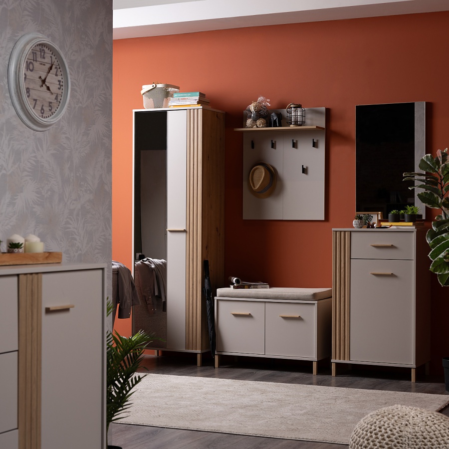 Botník s polstrovaním katharos - béžová/dub artisan.

 

Dvierkový botník je ideálnou voľbou do menších priestorov.

 

Rozmery botníku s polstrovaním Katharos sú 80x52x40cm (š, v, h).

 

Všetky produkty z kolekcie Katharos nájdete nižšie v súvisiacich produktoch.