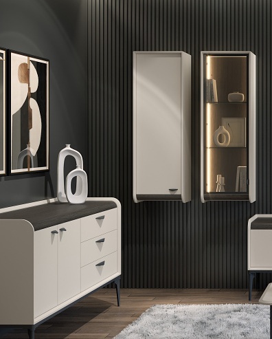 Závesná presklená vitrína jenna - béžov.melinga šedá.

Každý detail tejto závesnej vitríny bol starostlivo premyslený tak, aby spĺňal tie najvyššie nároky na estetiku aj praktickosť.


	Luxusný vzhľad: Béžová farba v kombinácii s dekorom melinga šedá dodáva vitríne nadčasový dizajn, ktorý sa hodí do každého interiéru – či už je moderný, rustikálny alebo škandinávsky.


 


	Tiché zatváranie: Vďaka pántom s mäkkým zatváraním už žiadne búchanie dverí.


 


	Kvalitné materiály: Vyrobené z odolného lamina a MDF dosiek, ktoré zaisťujú dlhú životnosť.


 


	Jednoduchá údržba: Povrch vitríny je ľahko umývateľný, čo znamená, že bude vyzerať ako nový aj po rokoch používania.


 


Rozmery závesnej vitríny Jenna sú 42x128x33cm (š, v, h).

 

 

Všetok nábytok patriaci do kolekcie Jenna nájdete nižšie v súvisiacich p