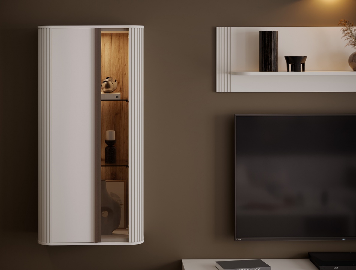 Závesná vitrína s osvetlením renfri - béžová, tabakový dub.

 


	Béžová farba doplnená o elegantný dekor tabakového duba v kašmírovom matnom laku. Prirodzene ladí s akýmkoľvek interiérom, od moderného po klasický
	Všetky pohľadové strany sú natreté UV matným lakom, čo zaisťuje luxusný mäkký povrch, ktorý pôsobí prémiovo a zároveň je odolný voči poškodeniu.
	Horný a spodný diel vitríny sú vyrobené z dvojito vylepšeného MFC materiálu lakovaného v matnom kašmírovom dekóre. Boky a čelo sú taktiež z MFC, dokonale zladené s kašmírovým matným lakom.
	Police z parsolovo hnedého skla sú nielen odolné (hrúbka 6 mm), ale aj elegantné a dokonale ladia so zvyškom vitríny.
	Pánty s mäkkým zatváraním zaistia, že otváranie a zatváranie dverí je tiché a plynulé – žiadne búchanie, žiadna nepríjemná hlučnosť.
	Hliníkový profil pozdĺž prednej časti funguje ako praktické madlo s unikátnym dekoratívnym nádychom Midnight Copper.
	Vďaka starostlivo vybraným materiálom a precíznemu spracovaniu vám táto vitrína bude slúžiť dlhé roky bez toho, aby stratila svoj pôvab.
	Integrované LED osvetlenie (3,6 W) dodáva vitríne jemné, ambientné svetlo, ktoré večer vytvorí v miestnosti príjemnú atmosféru.


 

Rozmery vitríny Renfri sú 58x117x30cm (š, v, h).

 

Všetok nábytok patriaci do kolekcie Renfri nájdete nižšie v súvisiacich produktoch.