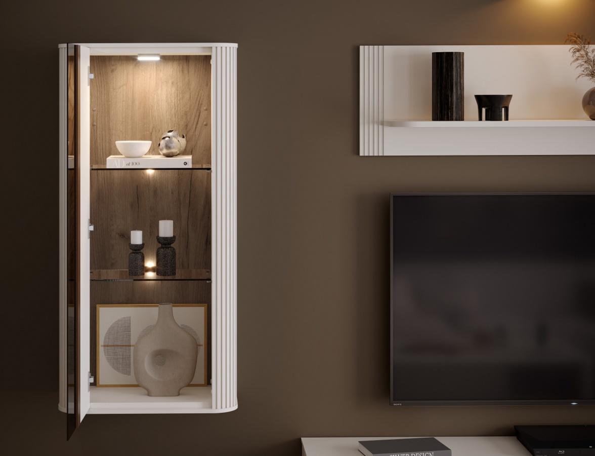 Závesná vitrína s osvetlením renfri - béžová, tabakový dub.

 


	Béžová farba doplnená o elegantný dekor tabakového duba v kašmírovom matnom laku. Prirodzene ladí s akýmkoľvek interiérom, od moderného po klasický
	Všetky pohľadové strany sú natreté UV matným lakom, čo zaisťuje luxusný mäkký povrch, ktorý pôsobí prémiovo a zároveň je odolný voči poškodeniu.
	Horný a spodný diel vitríny sú vyrobené z dvojito vylepšeného MFC materiálu lakovaného v matnom kašmírovom dekóre. Boky a čelo sú taktiež z MFC, dokonale zladené s kašmírovým matným lakom.
	Police z parsolovo hnedého skla sú nielen odolné (hrúbka 6 mm), ale aj elegantné a dokonale ladia so zvyškom vitríny.
	Pánty s mäkkým zatváraním zaistia, že otváranie a zatváranie dverí je tiché a plynulé – žiadne búchanie, žiadna nepríjemná hlučnosť.
	Hliníkový profil pozdĺž prednej časti funguje ako praktické madlo s unikátnym dekoratívnym nádychom Midnight Copper.
	Vďaka starostlivo vybraným materiálom a precíznemu spracovaniu vám táto vitrína bude slúžiť dlhé roky bez toho, aby stratila svoj pôvab.
	Integrované LED osvetlenie (3,6 W) dodáva vitríne jemné, ambientné svetlo, ktoré večer vytvorí v miestnosti príjemnú atmosféru.


 

Rozmery vitríny Renfri sú 58x117x30cm (š, v, h).

 

Všetok nábytok patriaci do kolekcie Renfri nájdete nižšie v súvisiacich produktoch.